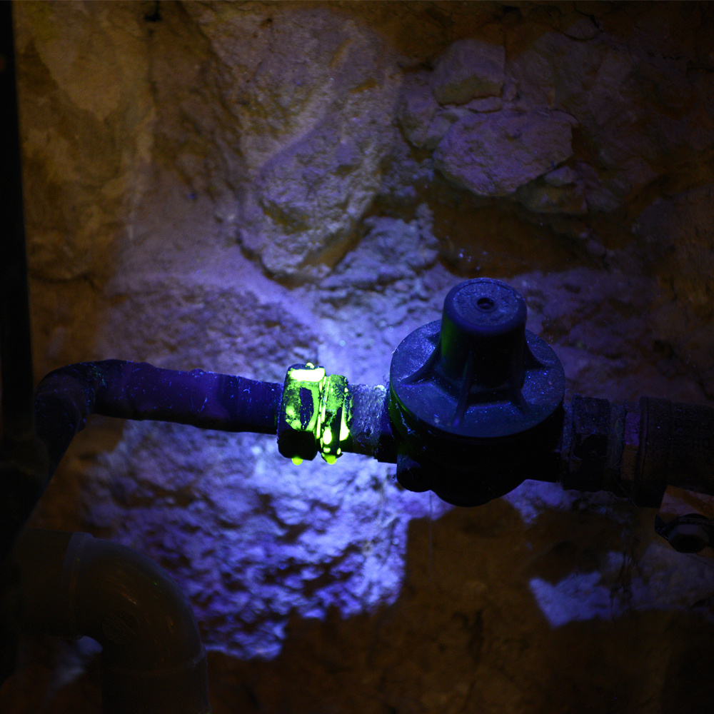 Test de fuite avec liquide fluorescéine et lampe UV